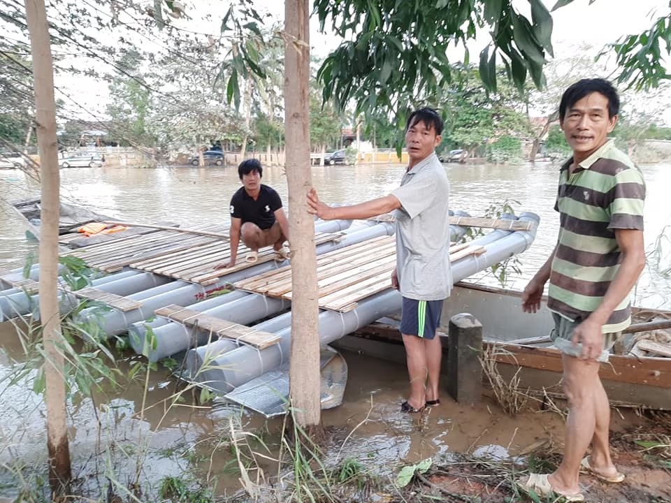 Phải dùng xuồng phao tiền tỉ cứu trợ ở 2 thôn “nội bất xuất ngoại bất nhập”